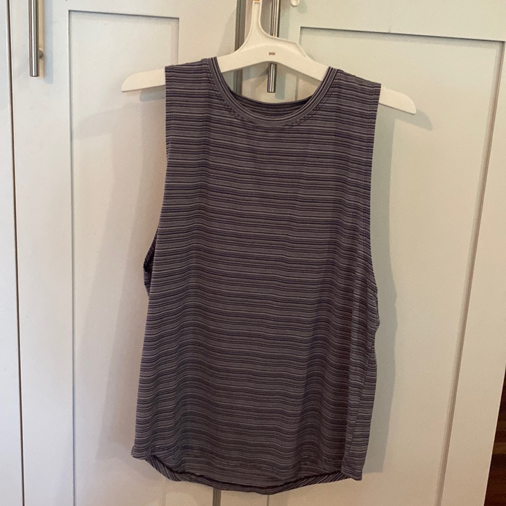 Great Athleta work out shirt or cute enough to wear with jeans or joggers
